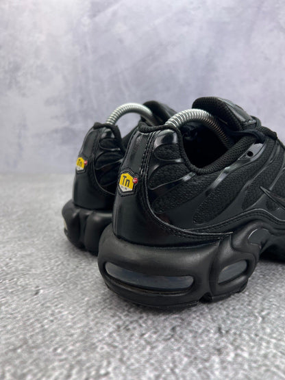 Nike Air Max Plus Triple Black — buty sportowe męskie w bardzo dobrym stanie rozmiar 42, widok z tyłu