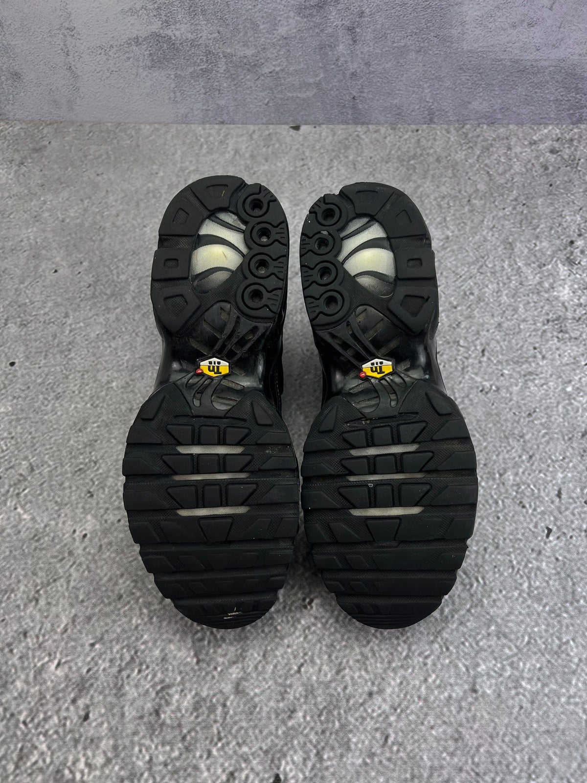 Nike Air Max Plus Triple Black — buty sportowe męskie w bardzo dobrym stanie rozmiar 42, podeszwa