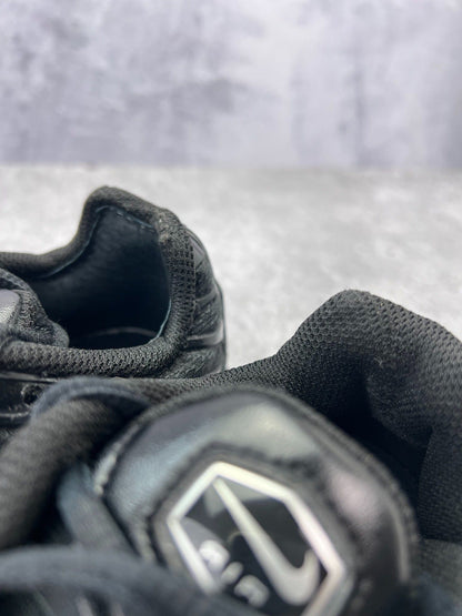 Nike Air Max Plus Triple Black — buty sportowe męskie w bardzo dobrym stanie rozmiar 42, zapiętki butów