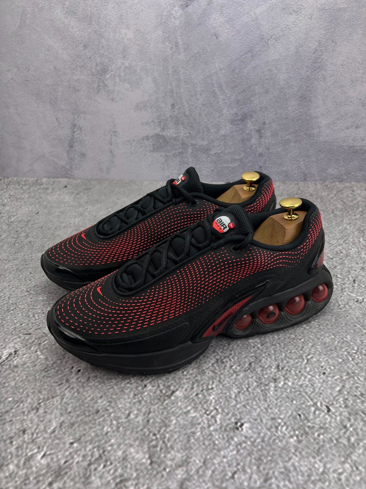 Nike Air Max DN Black Bright Crimson — buty sportowe męskie w bardzo dobrym stanie rozmiar 44, widok z boku