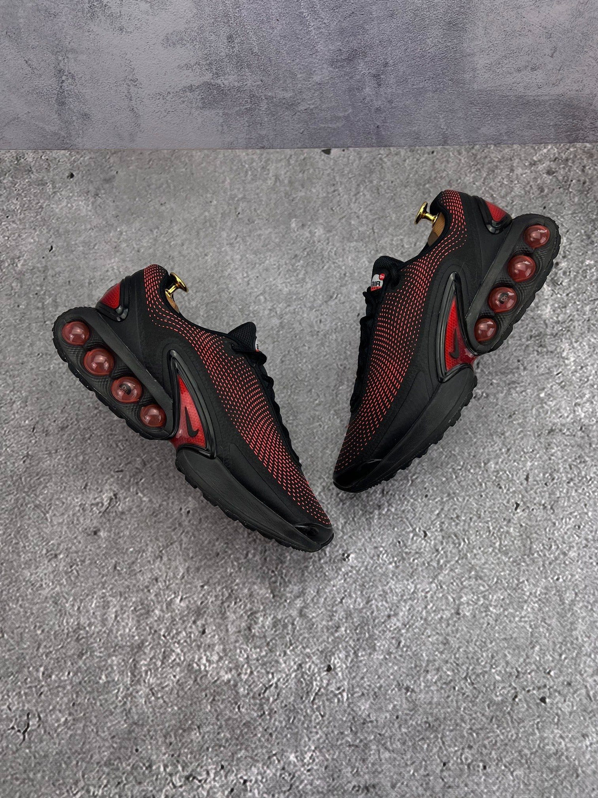 Nike Air Max DN Black Bright Crimson — buty sportowe męskie w bardzo dobrym stanie rozmiar 44, widok z góry na zewnętrzną stronę butów