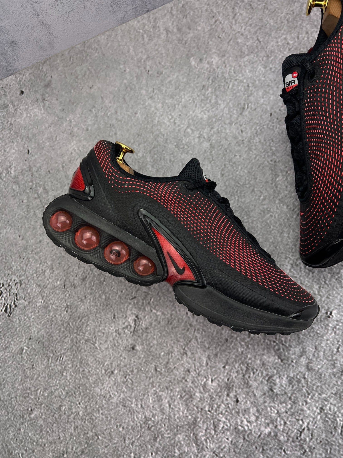 Nike Air Max DN Black Bright Crimson — buty sportowe męskie w bardzo dobrym stanie rozmiar 44, zewnętrzny panel prawego buta