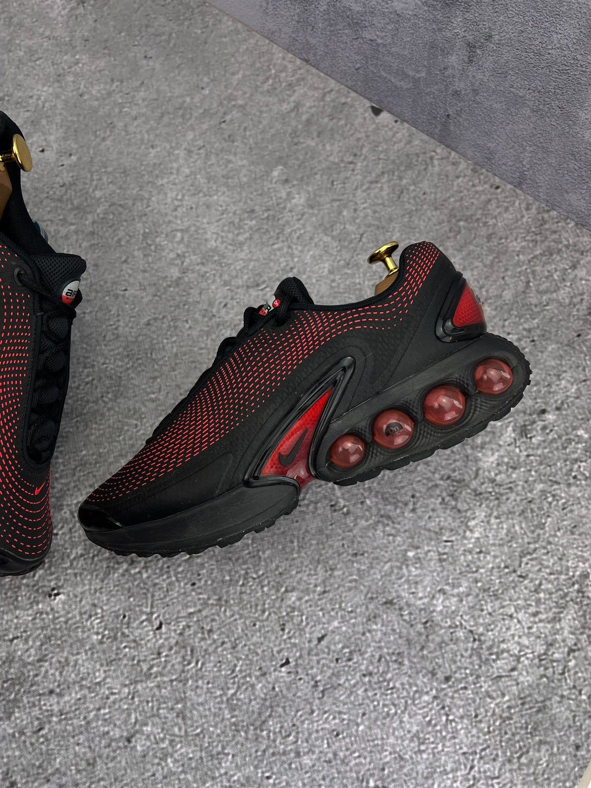 Nike Air Max DN Black Bright Crimson — buty sportowe męskie w bardzo dobrym stanie rozmiar 44, zewnętrzny panel lewego buta