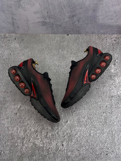 Nike Air Max DN Black Bright Crimson — buty sportowe męskie w bardzo dobrym stanie rozmiar 44, widok z góry na wewnętrzną stronę butów