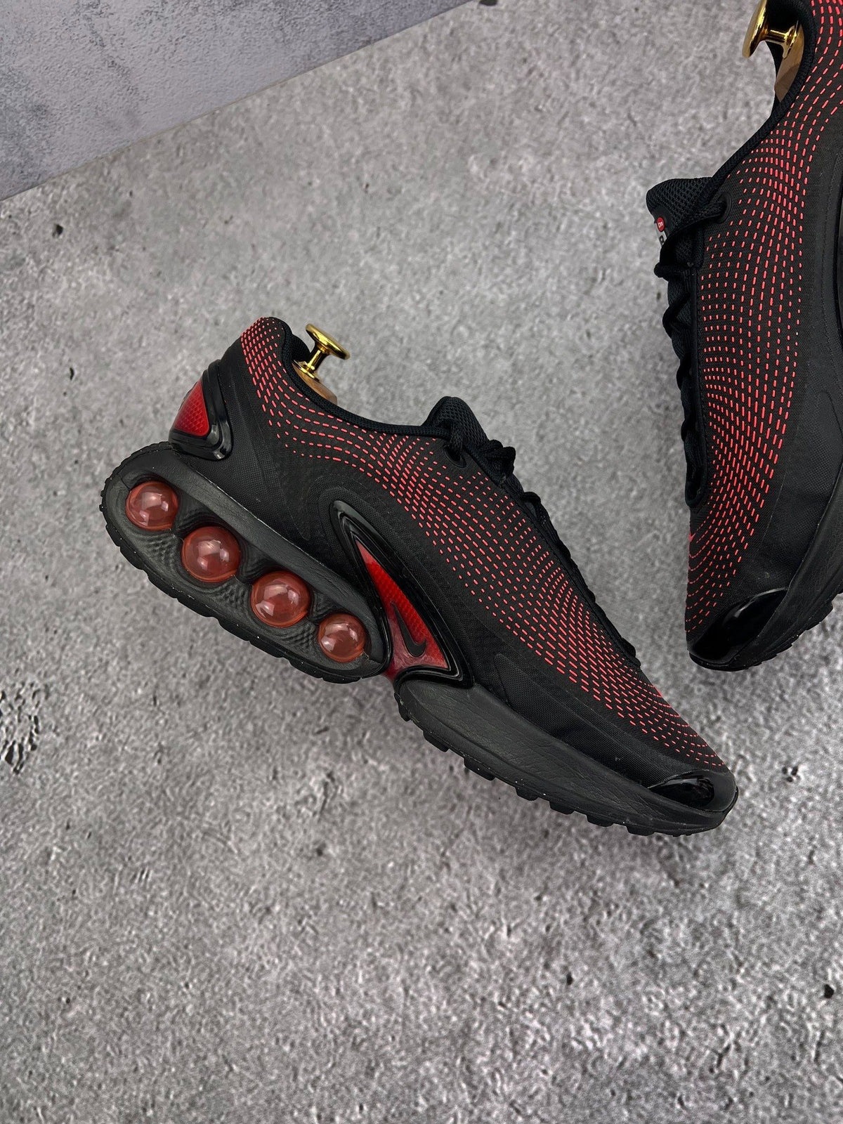 Nike Air Max DN Black Bright Crimson — buty sportowe męskie w bardzo dobrym stanie rozmiar 44, wewnętrzny panel lewego buta