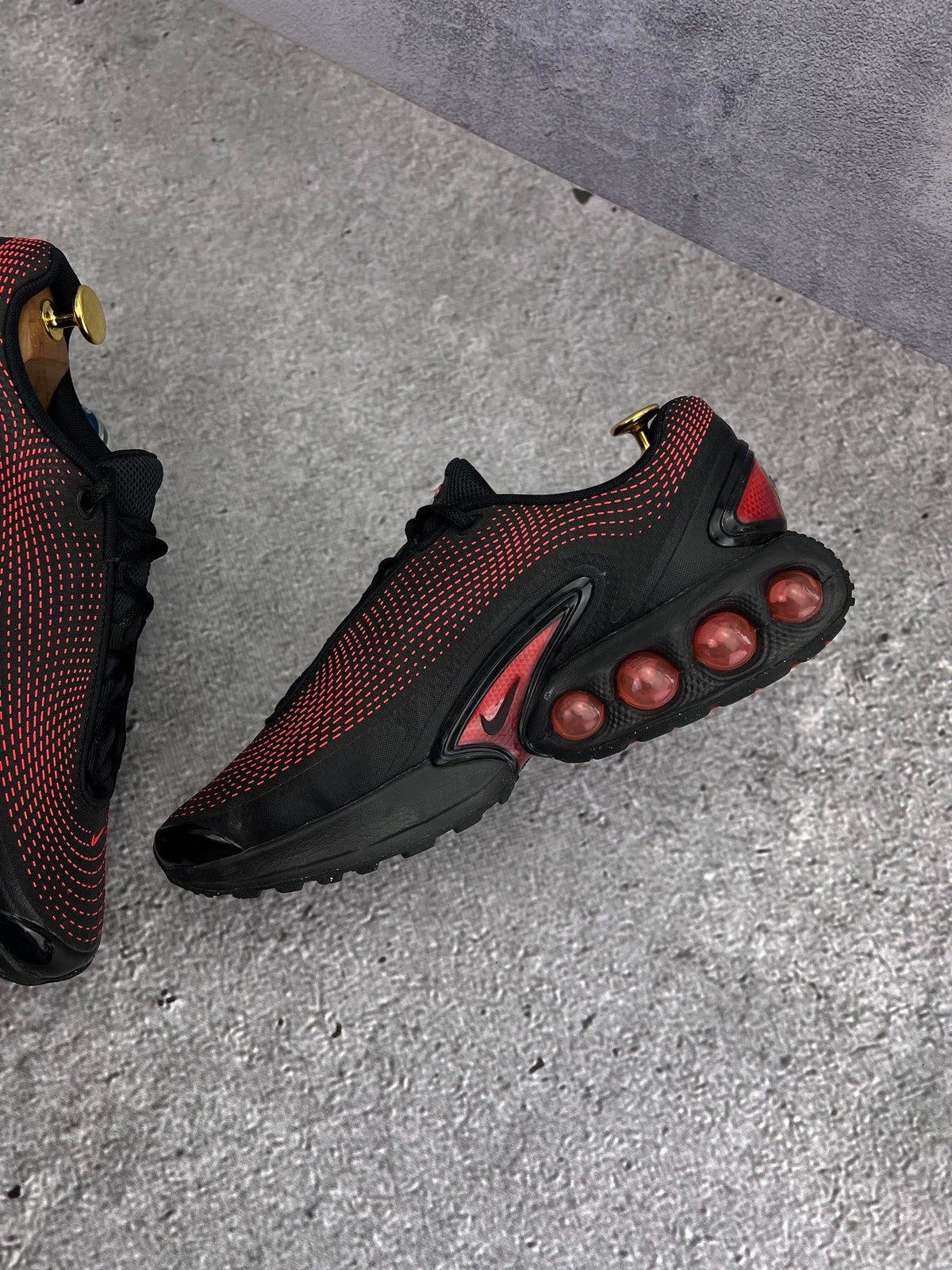 Nike Air Max DN Black Bright Crimson — buty sportowe męskie w bardzo dobrym stanie rozmiar 44, wewnętrzny panel prawego buta