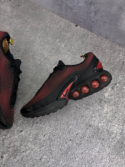 Nike Air Max DN Black Bright Crimson — buty sportowe męskie w bardzo dobrym stanie rozmiar 44, wewnętrzny panel prawego buta