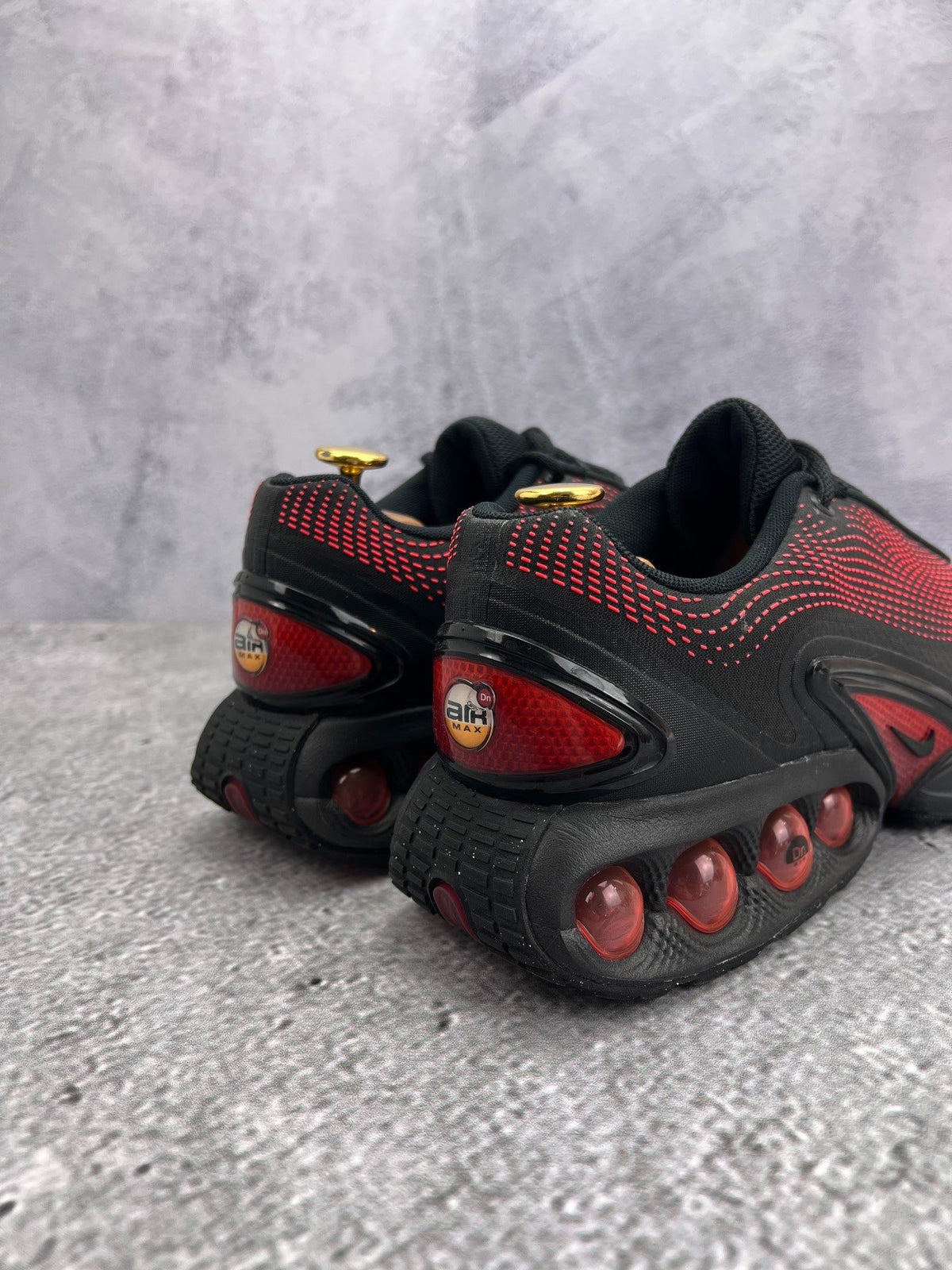 Nike Air Max DN Black Bright Crimson — buty sportowe męskie w bardzo dobrym stanie rozmiar 44, widok z góry