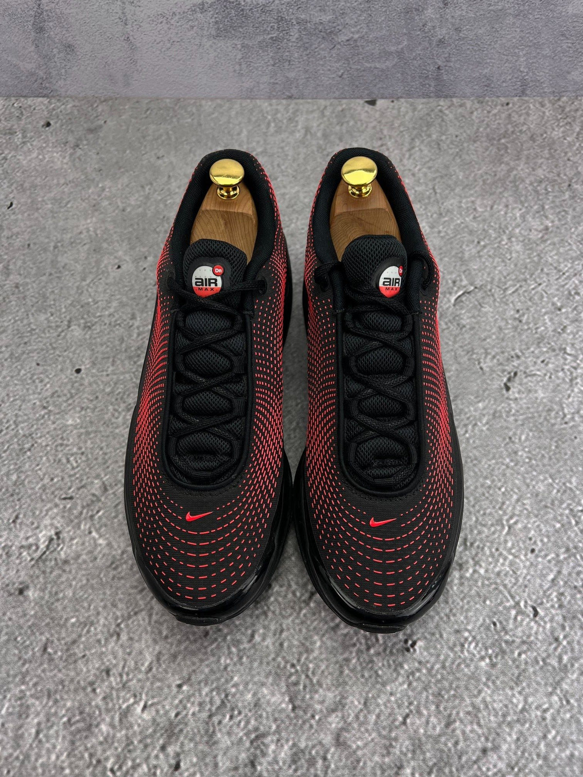 Nike Air Max DN Black Bright Crimson — buty sportowe męskie w bardzo dobrym stanie rozmiar 44, widok z tyłu