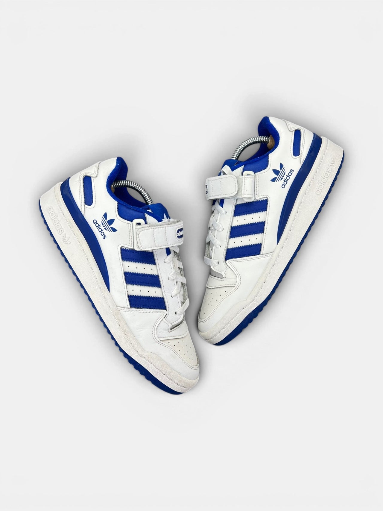 Adidas Forum Low White Royal Blue — buty sportowe męskie w bardzo dobrym stanie rozmiar 42, widok z góry na zewnętrzną stronę butów