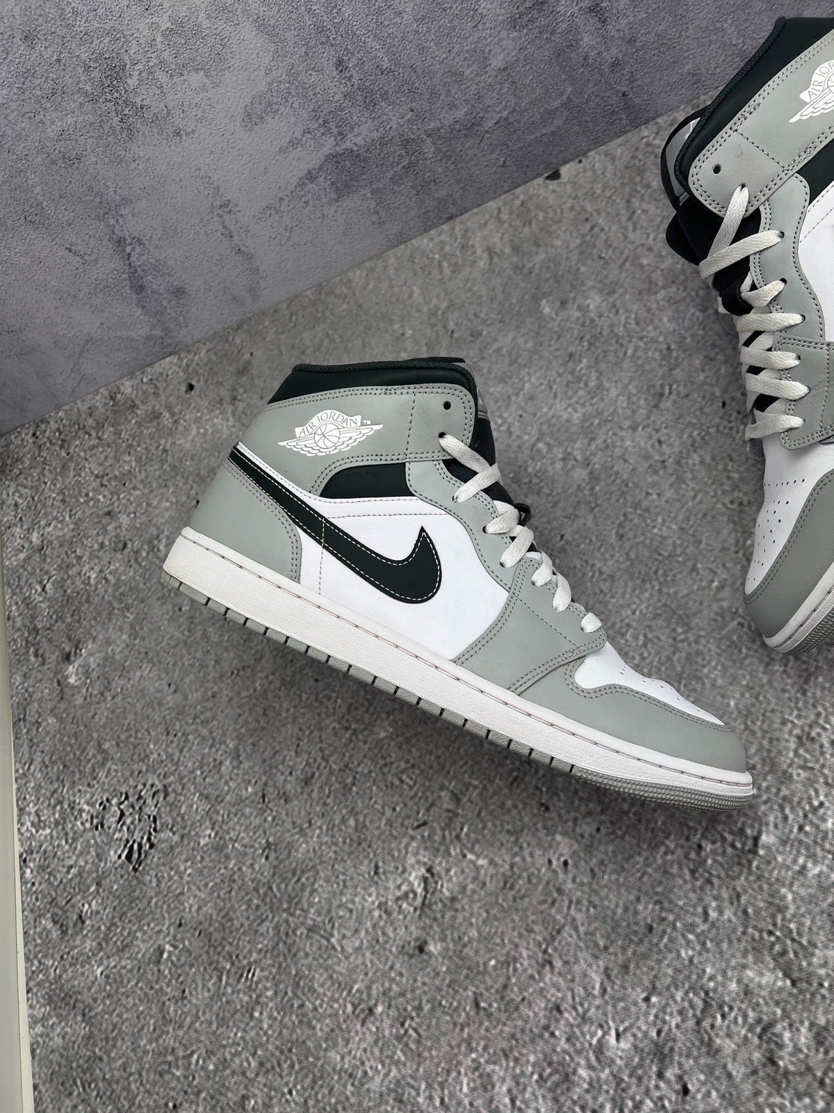 Jordan Air Jordan 1 Mid Light Smoke Grey — buty sportowe męskie w bardzo dobrym stanie rozmiar 44.5, widok z góry na zewnętrzną stronę butów