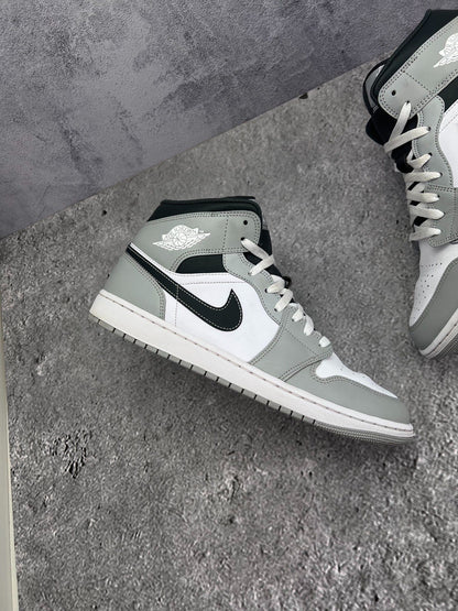 Jordan Air Jordan 1 Mid Light Smoke Grey — buty sportowe męskie w bardzo dobrym stanie rozmiar 44.5, widok z góry na zewnętrzną stronę butów