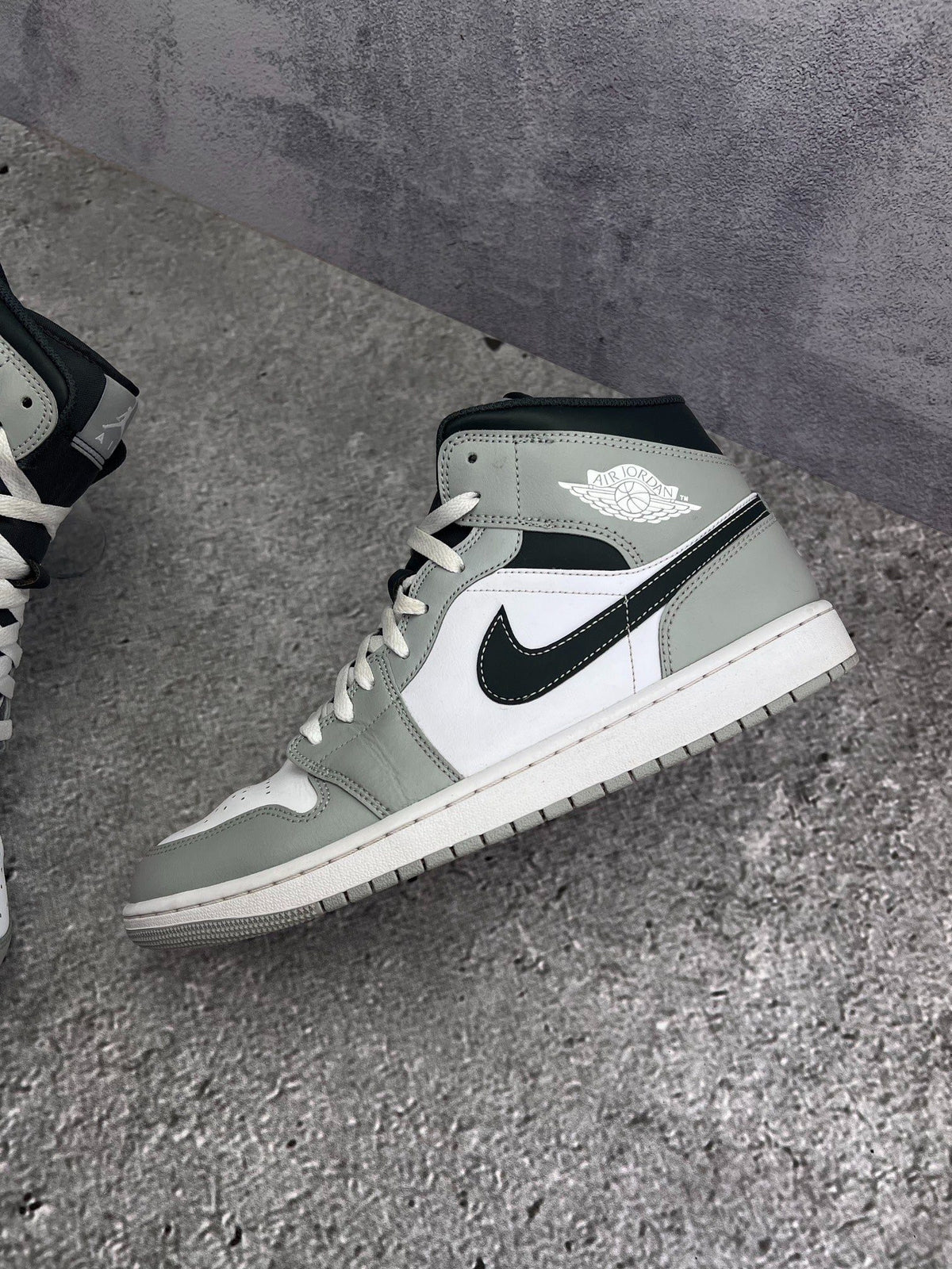 Jordan Air Jordan 1 Mid Light Smoke Grey — buty sportowe męskie w bardzo dobrym stanie rozmiar 44.5, zewnętrzny panel prawego buta