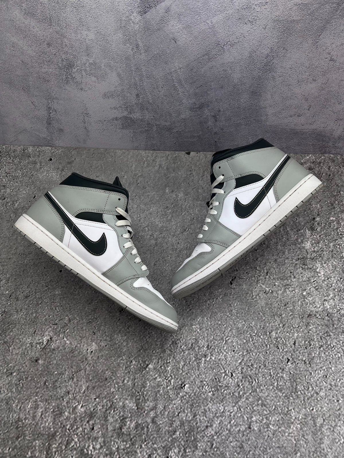Jordan Air Jordan 1 Mid Light Smoke Grey — buty sportowe męskie w bardzo dobrym stanie rozmiar 44.5, zewnętrzny panel lewego buta