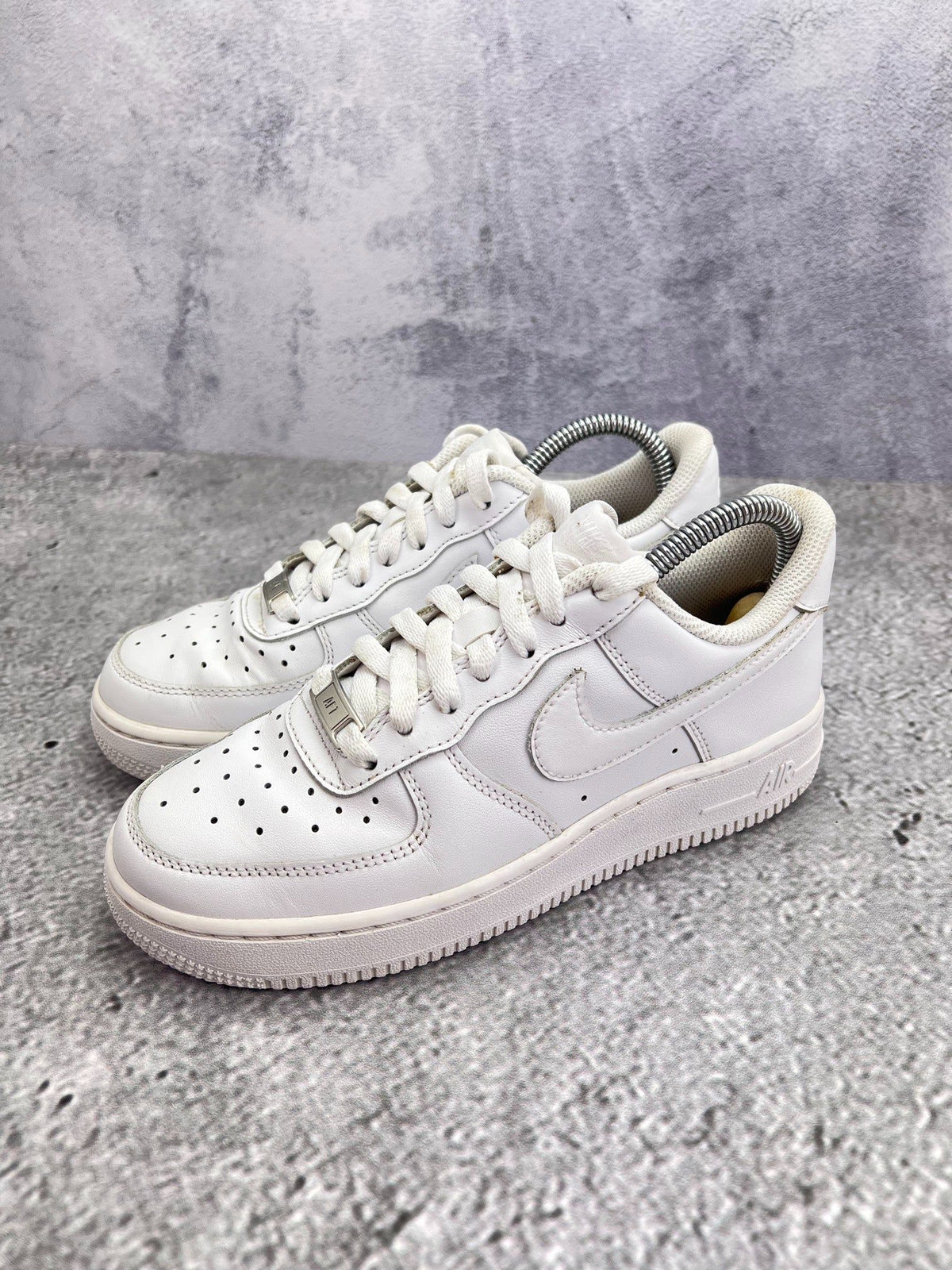 Nike Air Force 1 Low Triple White — buty sportowe damskie w bardzo dobrym stanie rozmiar 36.5, widok z boku