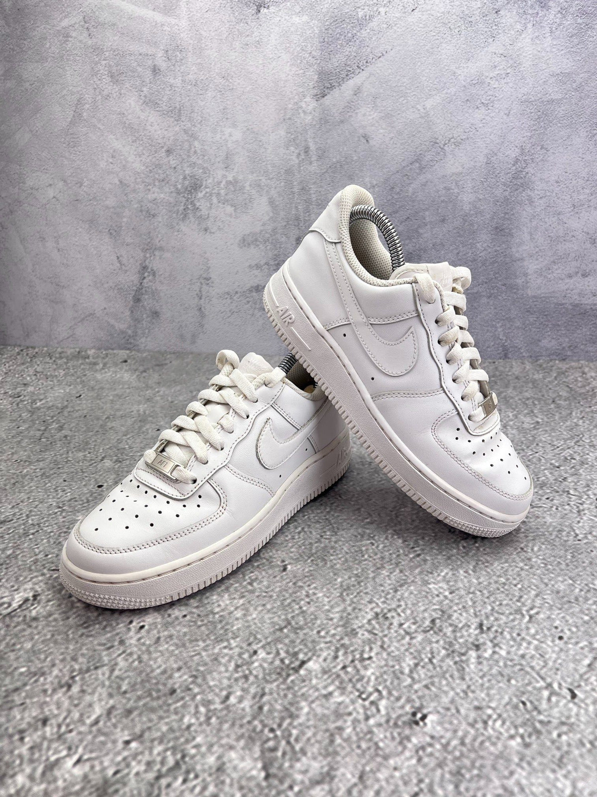 Nike Air Force 1 Low Triple White — buty sportowe damskie w bardzo dobrym stanie rozmiar 36.5, boczny profil