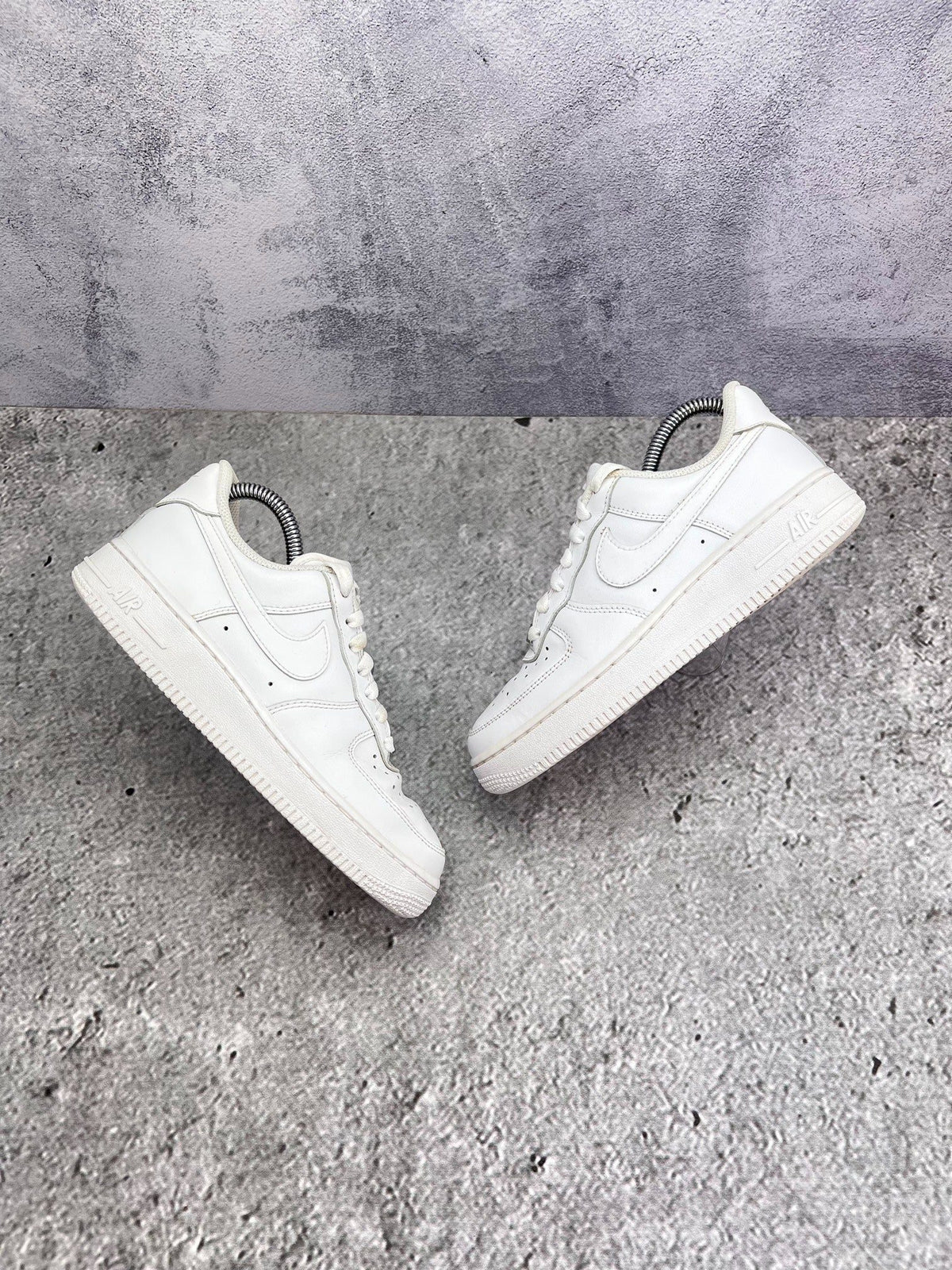 Nike Air Force 1 Low Triple White — buty sportowe damskie w bardzo dobrym stanie rozmiar 36.5, widok z góry na zewnętrzną stronę butów