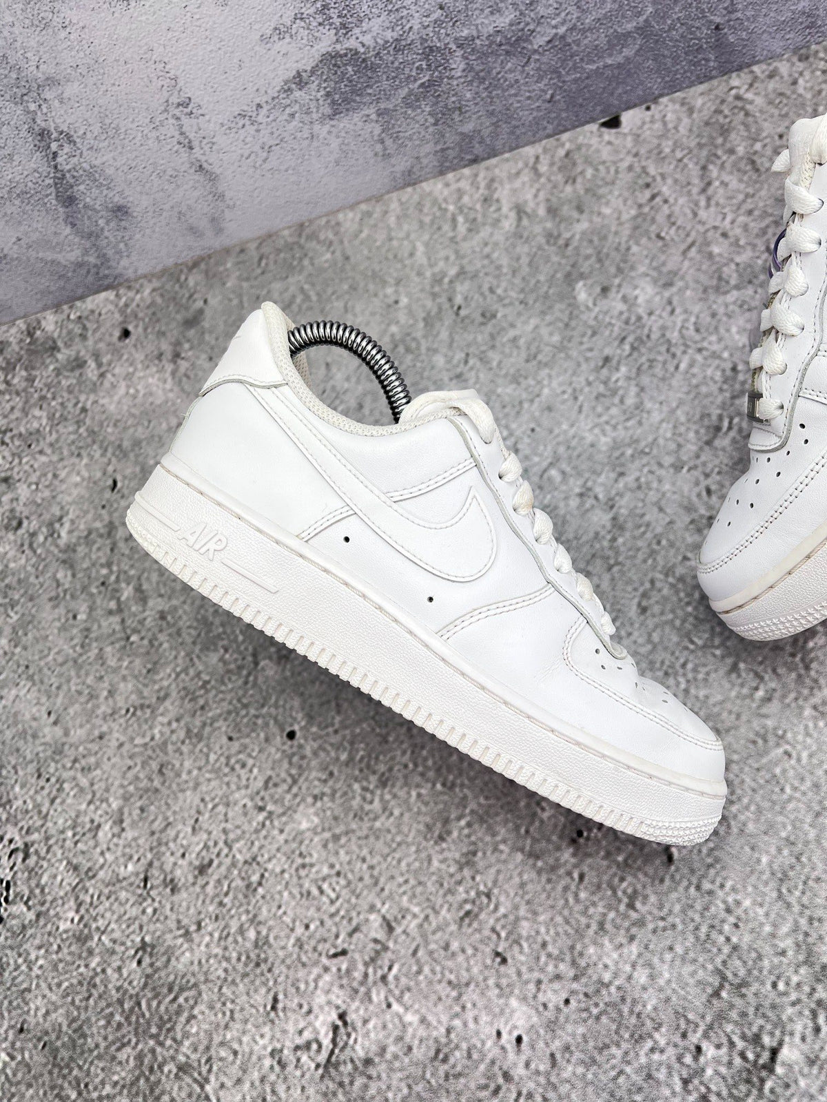Nike Air Force 1 Low Triple White — buty sportowe damskie w bardzo dobrym stanie rozmiar 36.5, zewnętrzny panel prawego buta