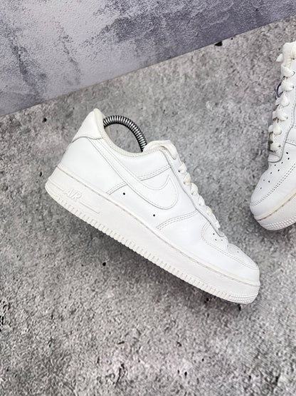 Nike Air Force 1 Low Triple White — buty sportowe damskie w bardzo dobrym stanie rozmiar 36.5, zewnętrzny panel prawego buta