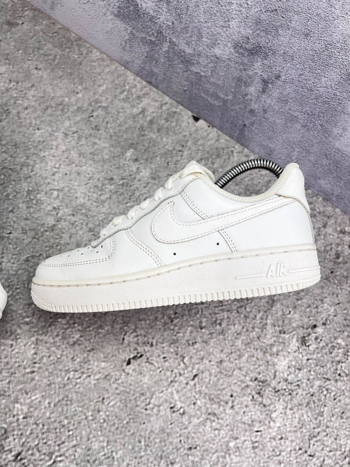 Nike Air Force 1 Low Triple White — buty sportowe damskie w bardzo dobrym stanie rozmiar 36.5, zewnętrzny panel lewego buta