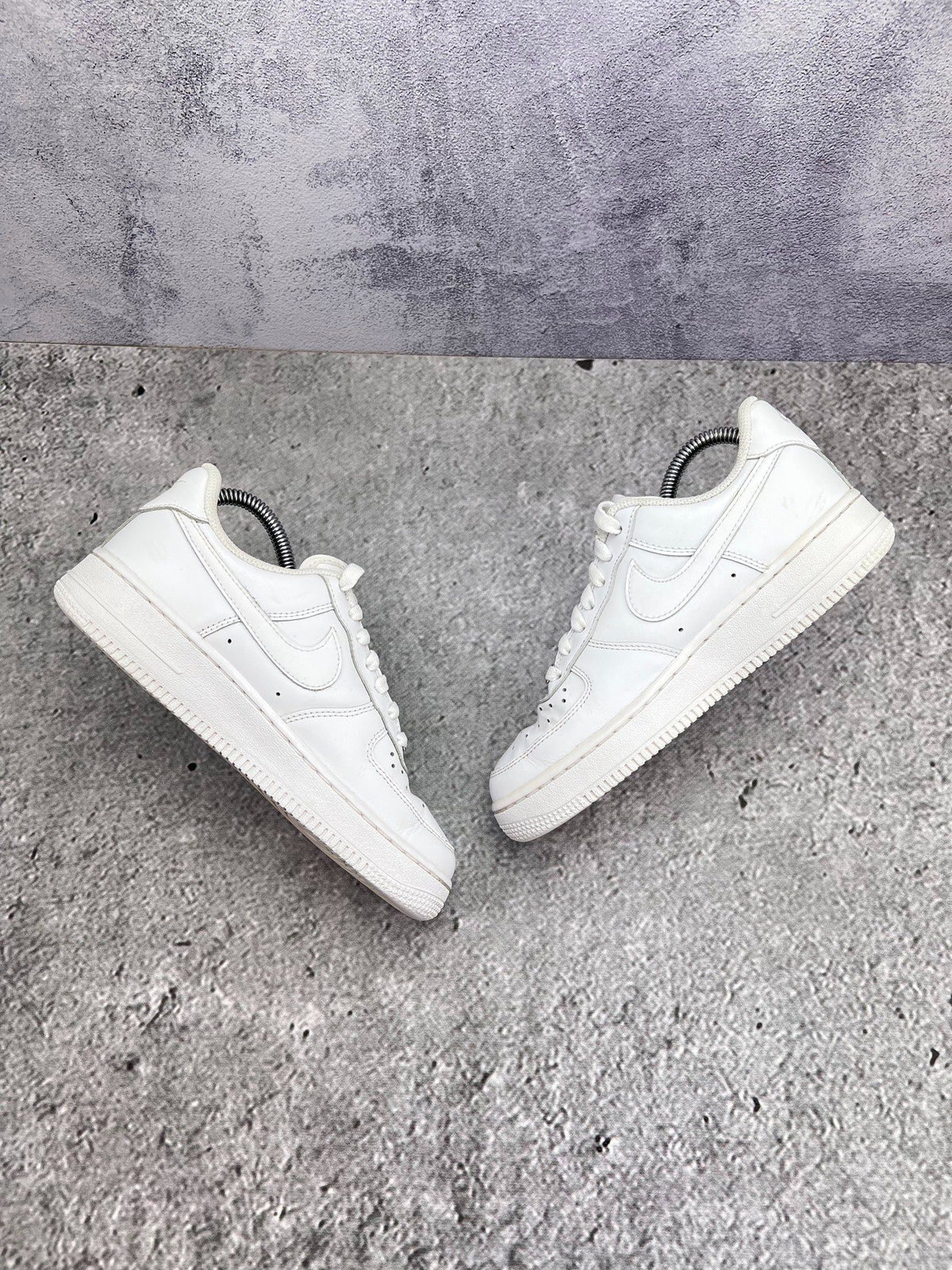 Nike Air Force 1 Low Triple White — buty sportowe damskie w bardzo dobrym stanie rozmiar 36.5, widok z góry na wewnętrzną stronę butów