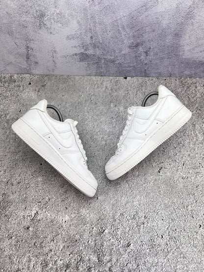 Nike Air Force 1 Low Triple White — buty sportowe damskie w bardzo dobrym stanie rozmiar 36.5, widok z góry na wewnętrzną stronę butów