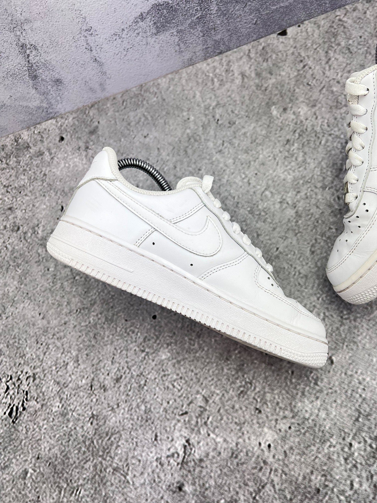 Nike Air Force 1 Low Triple White — buty sportowe damskie w bardzo dobrym stanie rozmiar 36.5, wewnętrzny panel lewego buta