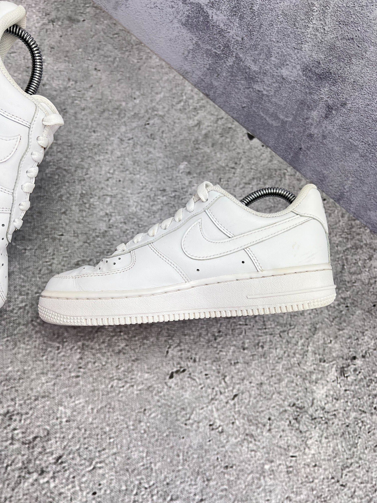 Nike Air Force 1 Low Triple White — buty sportowe damskie w bardzo dobrym stanie rozmiar 36.5, wewnętrzny panel prawego buta