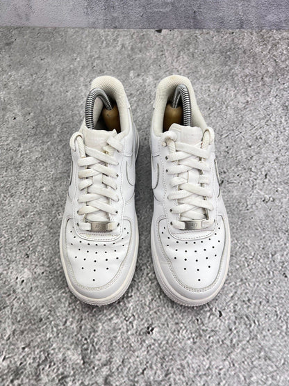 Nike Air Force 1 Low Triple White — buty sportowe damskie w bardzo dobrym stanie rozmiar 36.5, widok z góry