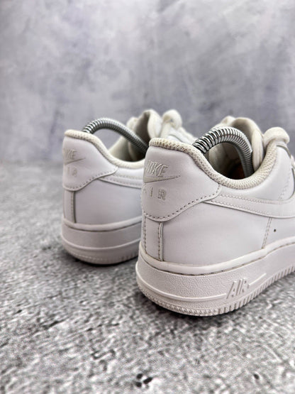 Nike Air Force 1 Low Triple White — buty sportowe damskie w bardzo dobrym stanie rozmiar 36.5, widok z tyłu