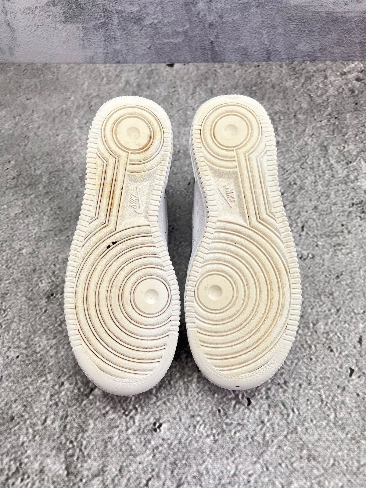 Nike Air Force 1 Low Triple White — buty sportowe damskie w bardzo dobrym stanie rozmiar 36.5, podeszwa