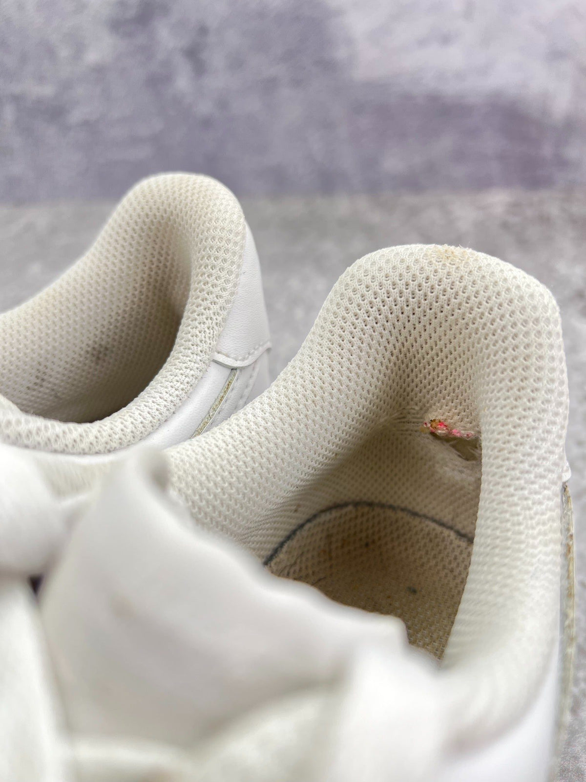 Nike Air Force 1 Low Triple White — buty sportowe damskie w bardzo dobrym stanie rozmiar 36.5, zapiętki butów