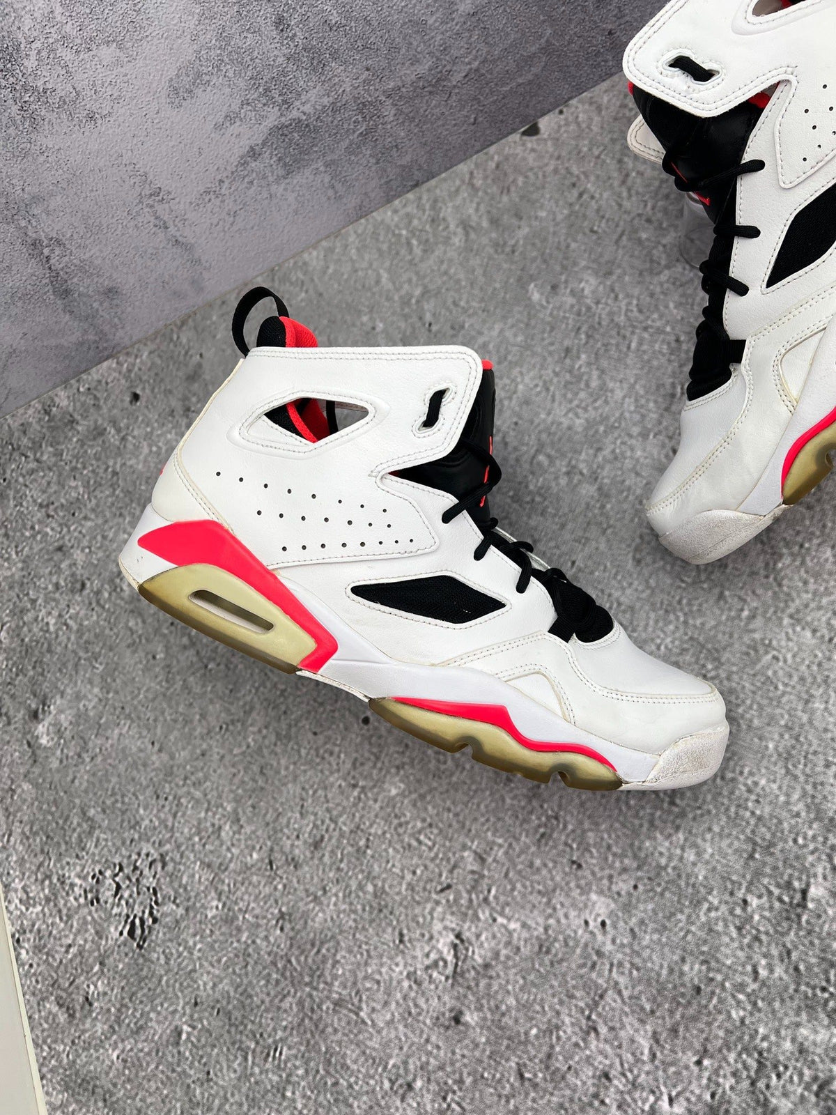 Nike Jordan Flight Club '91 White Infrared — buty sportowe męskie w bardzo dobrym stanie rozmiar 44, zewnętrzny panel prawego buta
