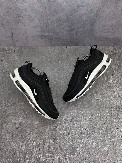 Nike Air Max 97 — buty sportowe męskie w bardzo dobrym stanie rozmiar 44, widok z góry na zewnętrzną stronę butów