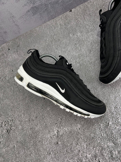 Nike Air Max 97 — buty sportowe męskie w bardzo dobrym stanie rozmiar 44, zewnętrzny panel prawego buta