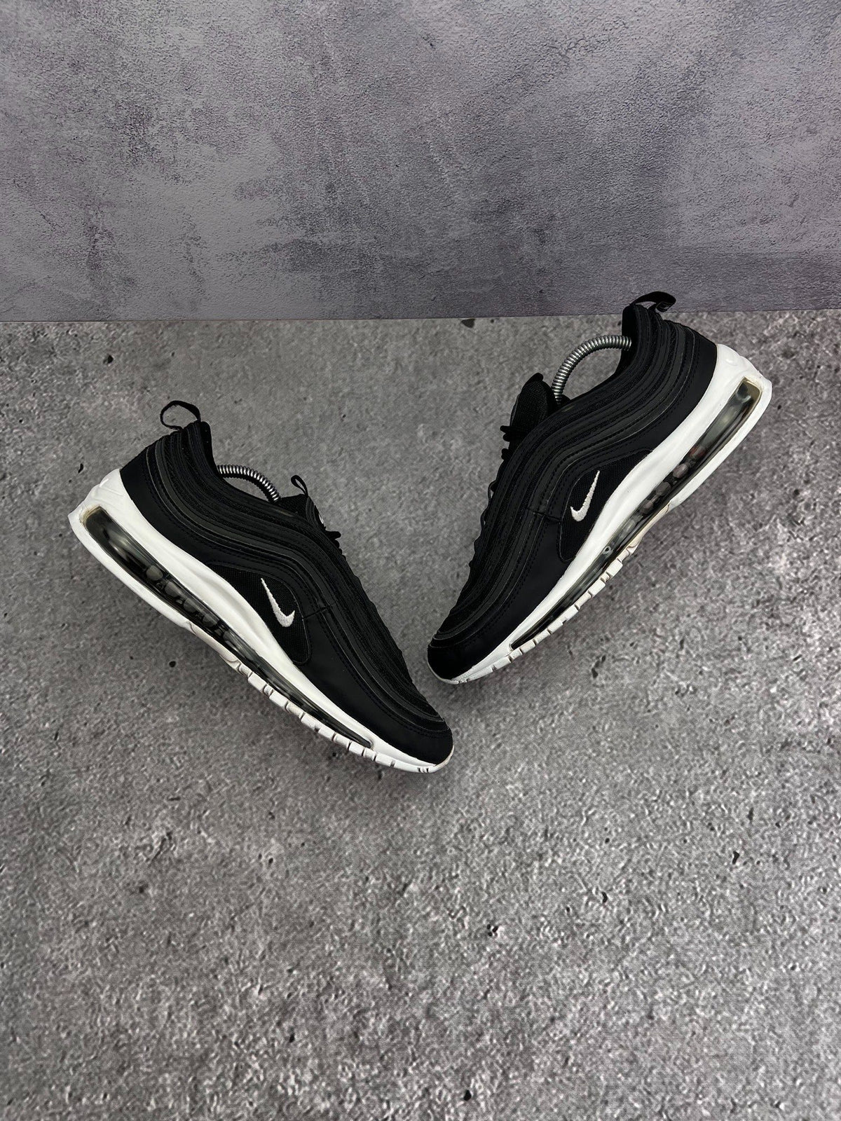 Nike Air Max 97 — buty sportowe męskie w bardzo dobrym stanie rozmiar 44, widok z góry na wewnętrzną stronę butów