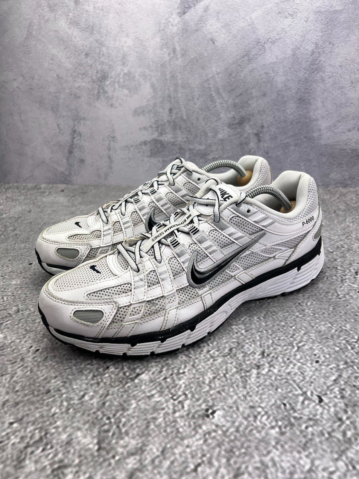 Nike P-6000 P-6000 Metallic Silver — buty sportowe męskie w bardzo dobrym stanie rozmiar 44.5, widok z boku