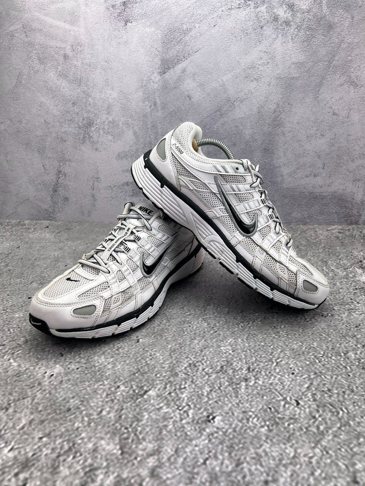 Nike P-6000 P-6000 Metallic Silver — buty sportowe męskie w bardzo dobrym stanie rozmiar 44.5, boczny profil