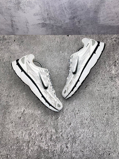 Nike P-6000 P-6000 Metallic Silver — buty sportowe męskie w bardzo dobrym stanie rozmiar 44.5, widok z góry na zewnętrzną stronę butów