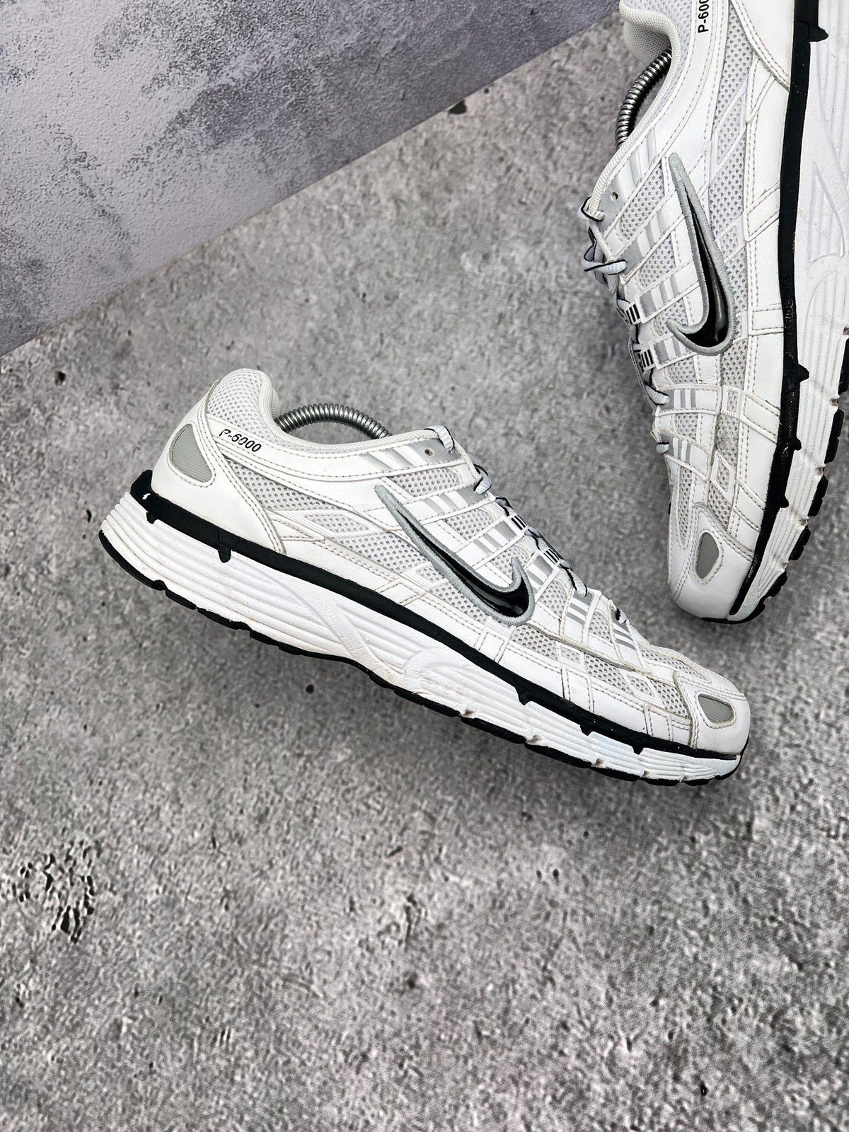 Nike P-6000 P-6000 Metallic Silver — buty sportowe męskie w bardzo dobrym stanie rozmiar 44.5, zewnętrzny panel prawego buta