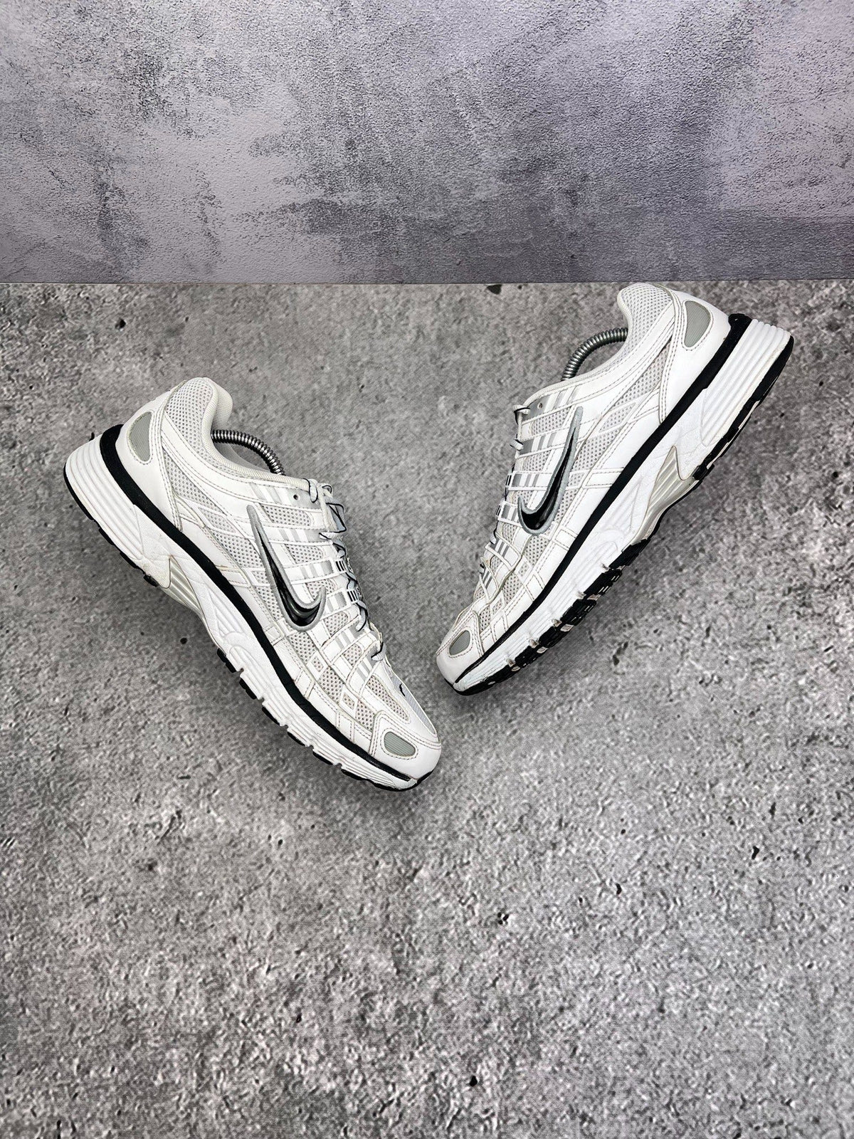 Nike P-6000 P-6000 Metallic Silver — buty sportowe męskie w bardzo dobrym stanie rozmiar 44.5, zewnętrzny panel lewego buta