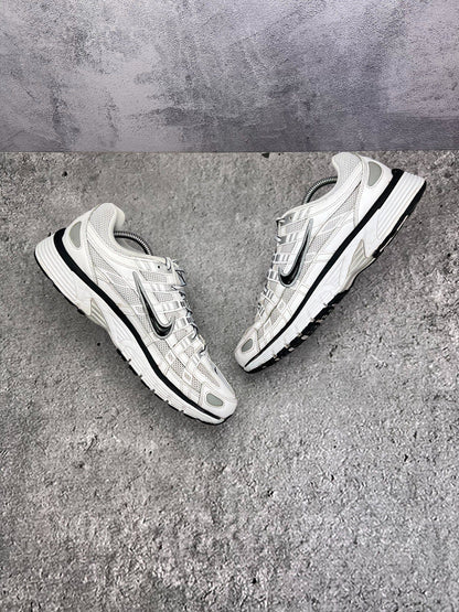 Nike P-6000 P-6000 Metallic Silver — buty sportowe męskie w bardzo dobrym stanie rozmiar 44.5, zewnętrzny panel lewego buta
