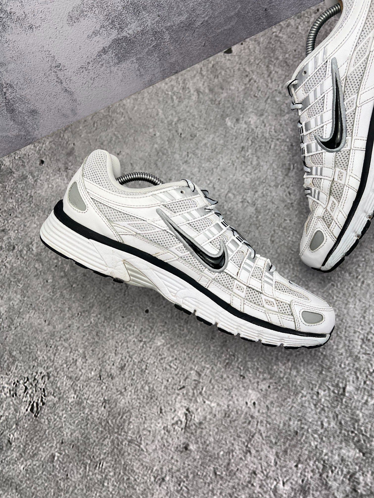 Nike P-6000 P-6000 Metallic Silver — buty sportowe męskie w bardzo dobrym stanie rozmiar 44.5, widok z góry na wewnętrzną stronę butów