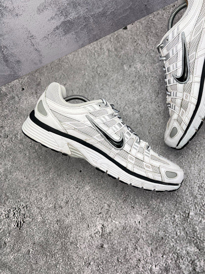 Nike P-6000 P-6000 Metallic Silver — buty sportowe męskie w bardzo dobrym stanie rozmiar 44.5, widok z góry na wewnętrzną stronę butów
