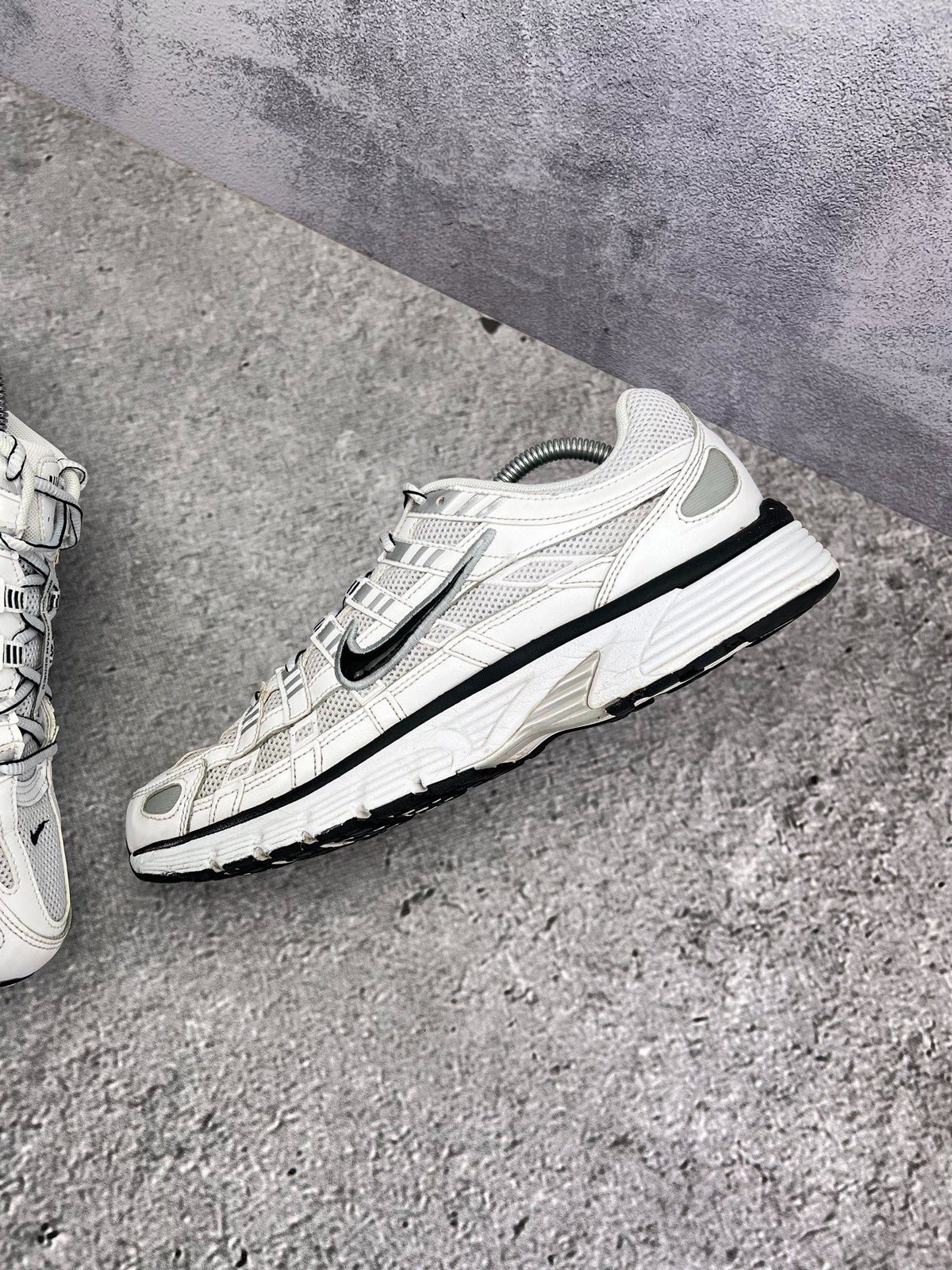 Nike P-6000 P-6000 Metallic Silver — buty sportowe męskie w bardzo dobrym stanie rozmiar 44.5, wewnętrzny panel lewego buta
