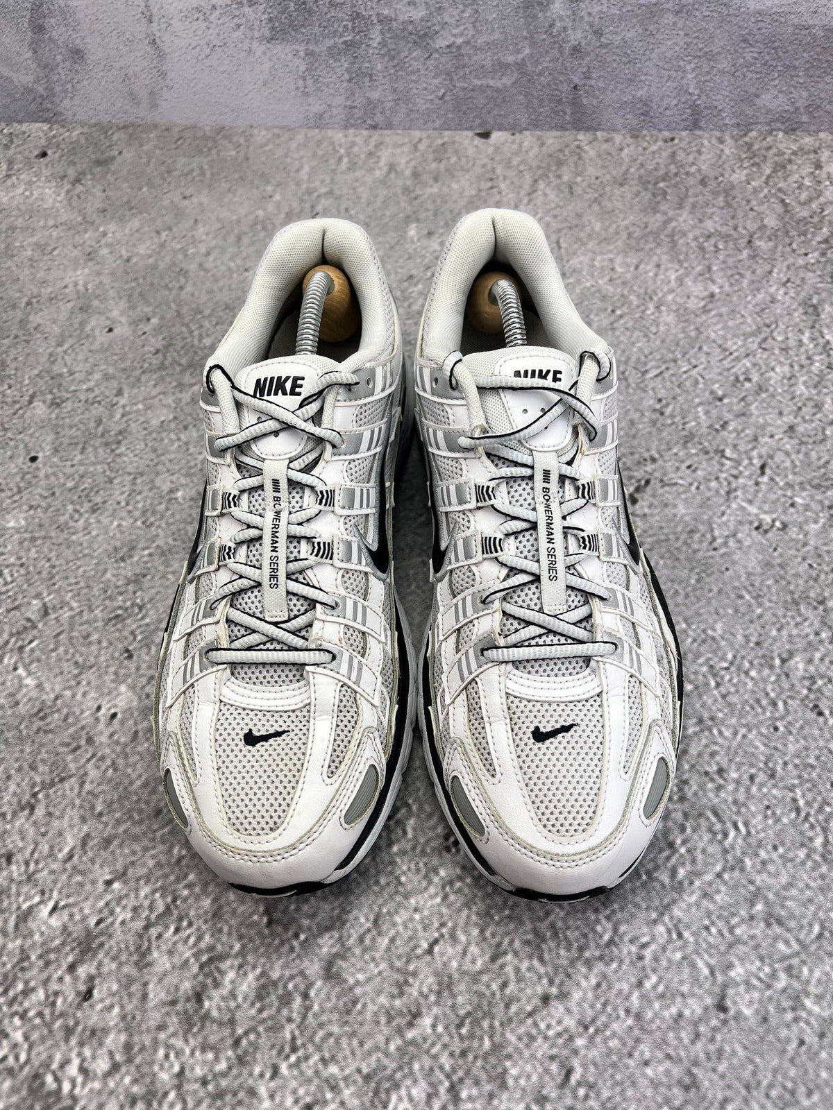 Nike P-6000 P-6000 Metallic Silver — buty sportowe męskie w bardzo dobrym stanie rozmiar 44.5, wewnętrzny panel prawego buta