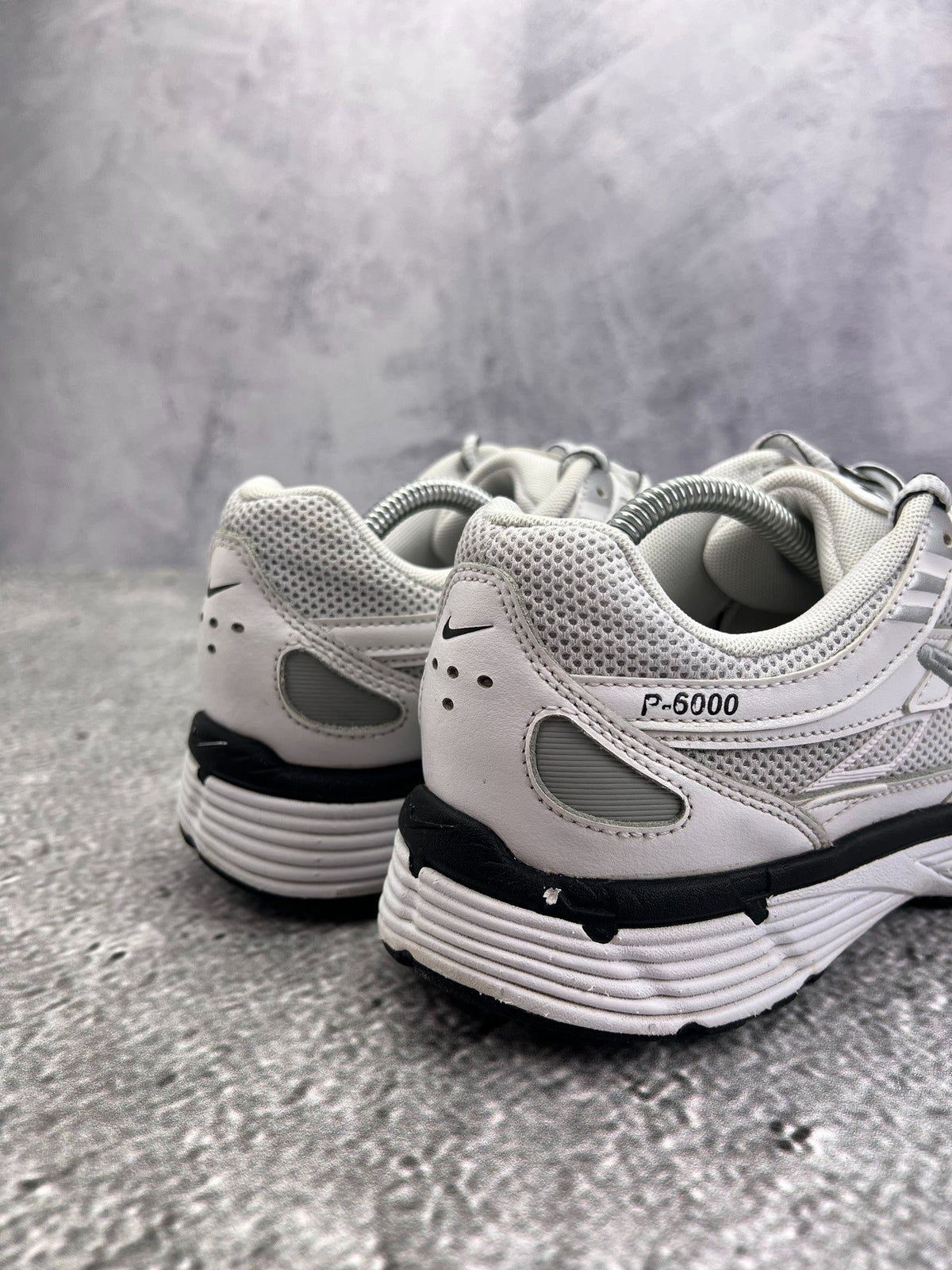 Nike P-6000 P-6000 Metallic Silver — buty sportowe męskie w bardzo dobrym stanie rozmiar 44.5, widok z góry
