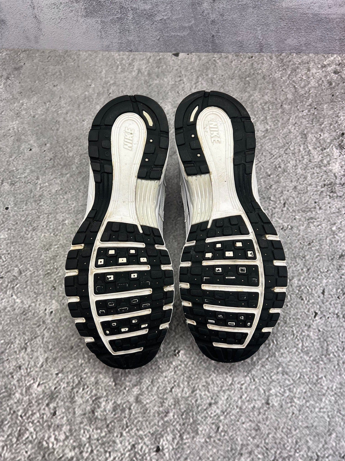 Nike P-6000 P-6000 Metallic Silver — buty sportowe męskie w bardzo dobrym stanie rozmiar 44.5, widok z tyłu