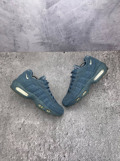 Nike Air Max 95 SC Armory Blue — buty sportowe męskie w bardzo dobrym stanie rozmiar 44, widok z góry na zewnętrzną stronę butów