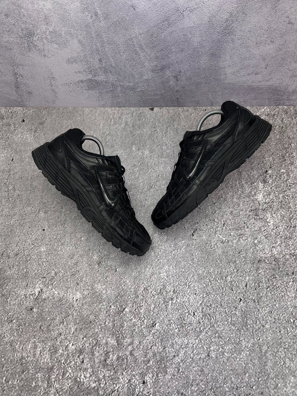Nike P-6000 Black — buty sportowe męskie w bardzo dobrym stanie rozmiar 42, widok z góry na zewnętrzną stronę butów